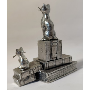 Les chats de bibliothèque en étain