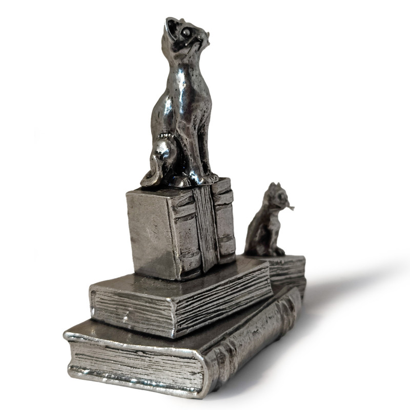 Les chats de bibliothèque en étain