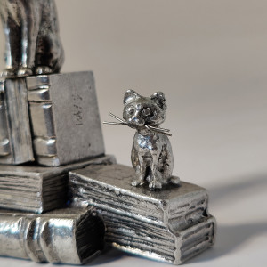 Les chats de bibliothèque en étain