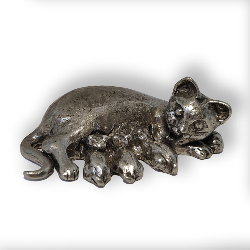 Maman chatte et ses chatons en étain