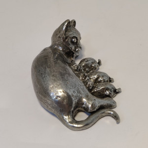 Maman chatte et ses chatons en étain