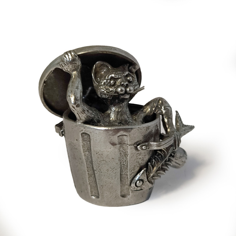 Grand chat dans sa boubelle en étain