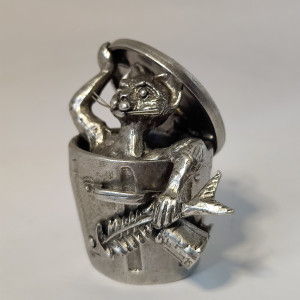 Grand chat dans sa boubelle en étain