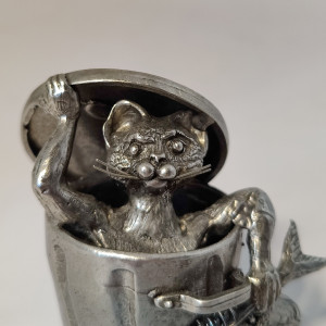 Grand chat dans sa boubelle en étain