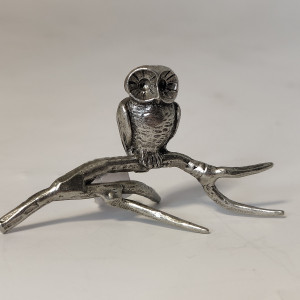 Chouette en étain sur sa branche