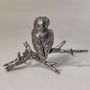 Grande chouette en étain perchée sur son arbre