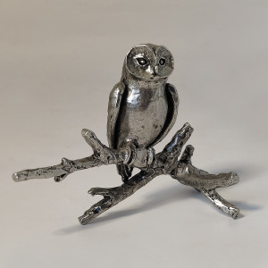 Grande chouette en étain perchée sur son arbre