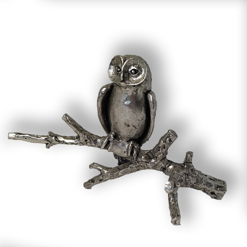 Grande chouette en étain perchée sur son arbre