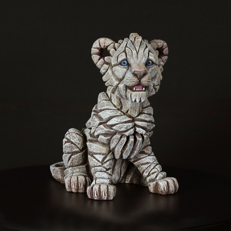 Adorable sculpture d'un lionceau