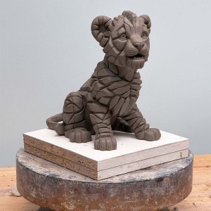 Fabrication de la sculpture de lionceau dans les ateliers Edge
