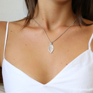 Collier avec véritable petite feuille de rosier, trempée dans le cuivre puis l'argent 925.