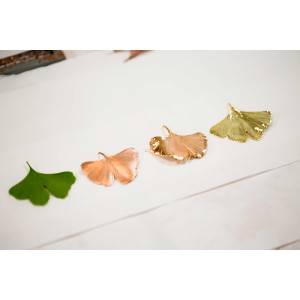 Processus de fabrication d'un bijou à partir d'une vraie feuille de Ginkgo biloba.