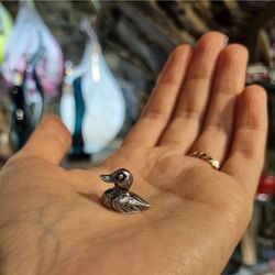 🦆🥰 Nous vous présentons la plus petite création de la Maison des Artisans - la Maison d'Adam! 
🦆Il s'agit d'une miniature en étain de 2 cm, réalisée par l'atelier Michel Laude (Artebouc) dans les Yvelines 🇲🇫
🦆La petite publication du jour pour vous apporter un peu de mignonnerie et réchauffer votre coeur en cette semaine pluvieuse 🌧🤗
🐇🦔 Retrouvez d'autres miniatures en boutique ou sur notre site
#miniature #miniatureart
#miniatureduck #ducklover
#petitcanard #canardminiature #etain #etainfrancais #artebouc #michellaude #maisonsdesartisans #maisondadam #lamaisondadam #lamaisondesartisans #angers